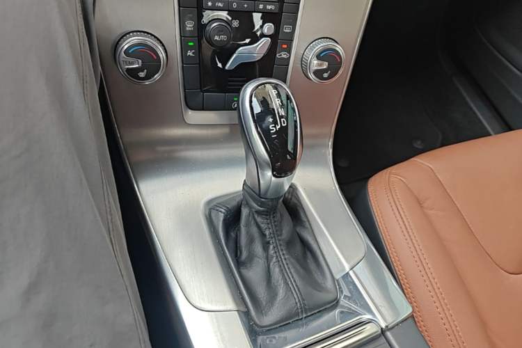 Used Volvo S60 2015 S60L 2.0T Zhiyuan Edition Gear Lever