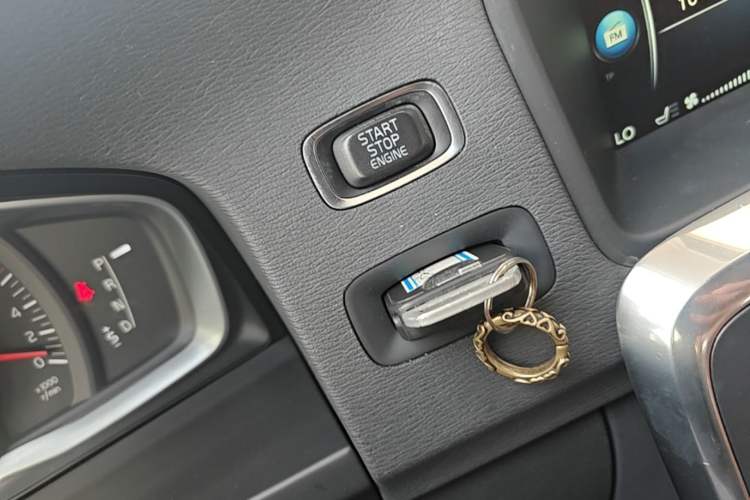 Used Volvo S60 2015 S60L 2.0T Zhiyuan Edition Interior 1