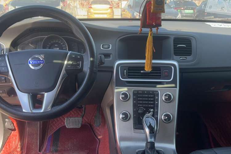 Used Volvo S60 2015 S60L 2.0T Zhiyuan Edition Interior 6