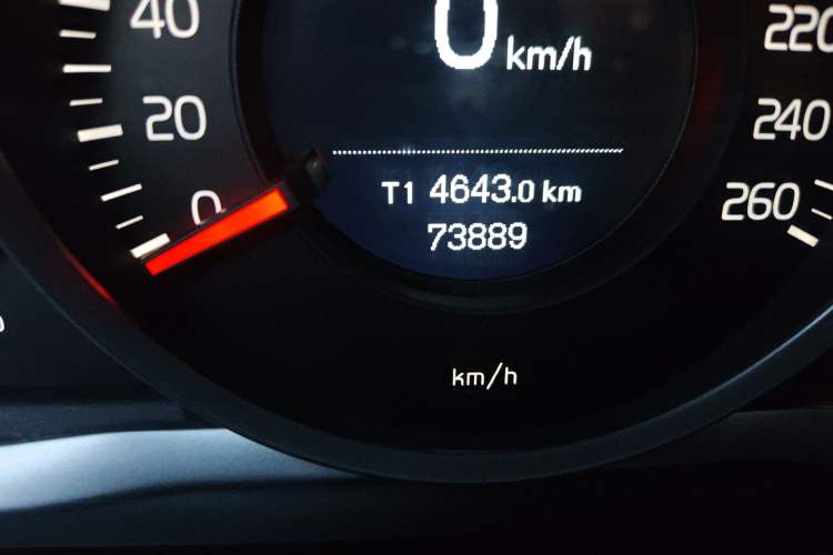Used Volvo S60 2015 S60L 2.0T Zhiyuan Edition Odometer Close Up