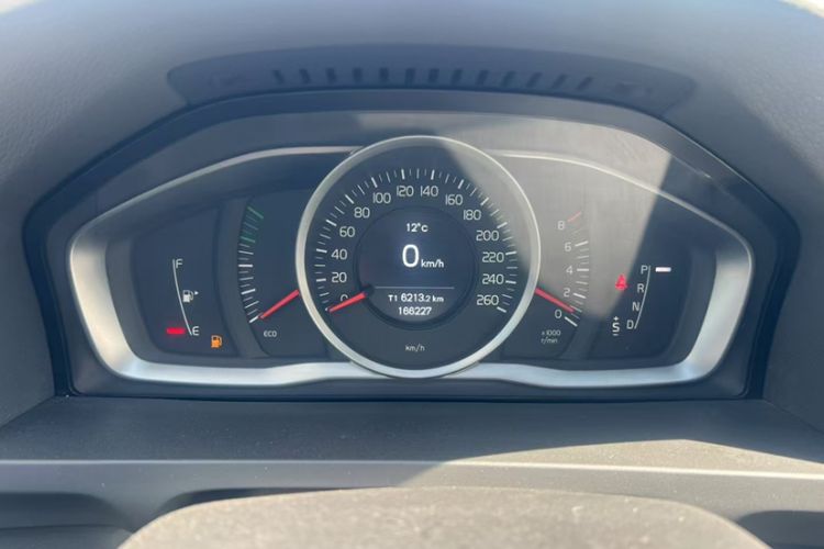 Used Volvo S60 2015 S60L 2.0T Zhiyuan Edition Odometer Close Up