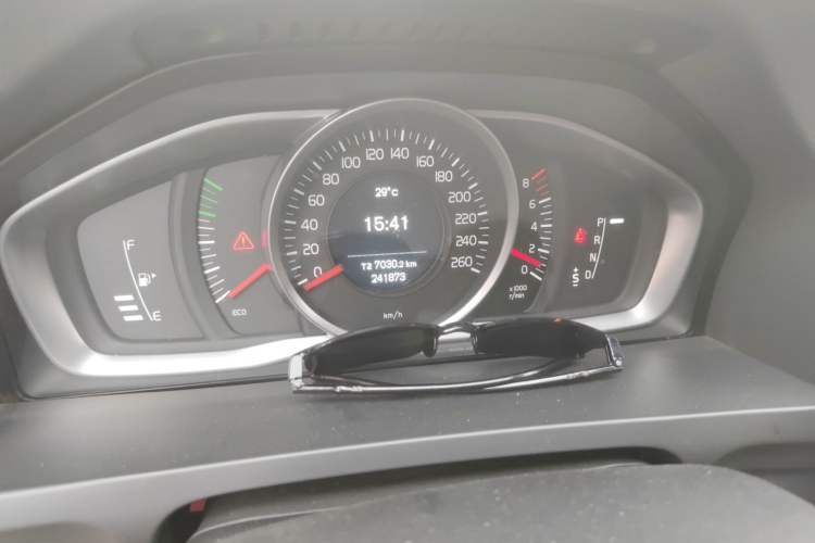 Used Volvo S60 2015 S60L 2.0T Smart Drive Edition Odometer Close Up