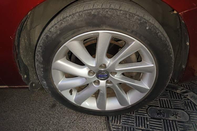 Used Volvo S60 2015 S60L 2.0T Zhiyuan Edition Right Front Wheel Hub