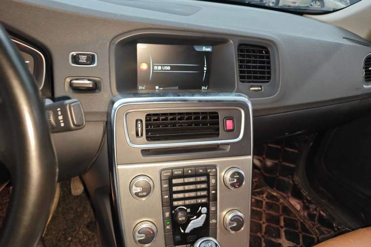 Used Volvo S60 2015 S60L 2.0T Smart Drive Edition Audio And AC Panel