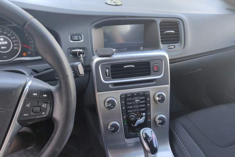Used Volvo S60 2015 S60L 2.0T Smart Drive Edition Audio And AC Panel