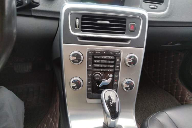 Used Volvo S60 2015 S60L 2.0T Zhiyuan Edition Audio And AC Panel