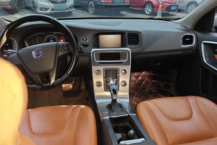 Used Volvo S60 2015 S60L 2.0T Smart Drive Edition Center Console