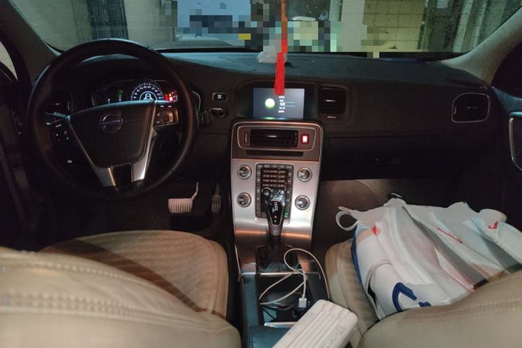 Used Volvo S60 2015 S60L 2.0T Zhiyuan Edition Center Console