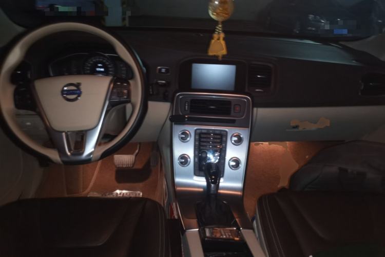 Used Volvo S60 2015 S60L 2.0T Zhiyuan Edition Center Console
