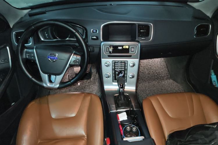 Used Volvo S60 2015 S60L 2.0T Zhiyuan Edition Center Console