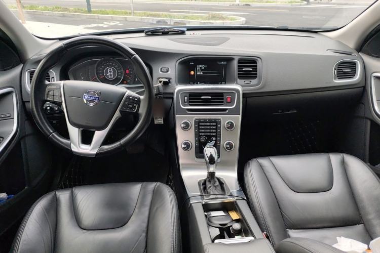 Used Volvo S60 2015 S60L 2.0T Zhiyuan Edition Center Console