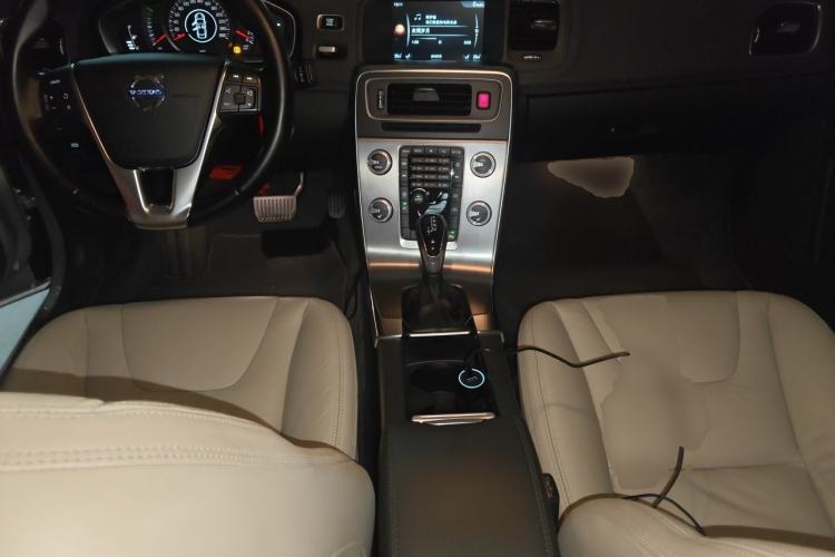 Used Volvo S60 2015 S60L 2.0T Zhiyuan Edition Center Console