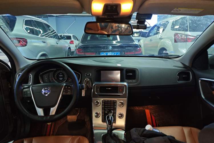Used Volvo S60 2015 S60L 2.0T Zhiyuan Edition Center Console