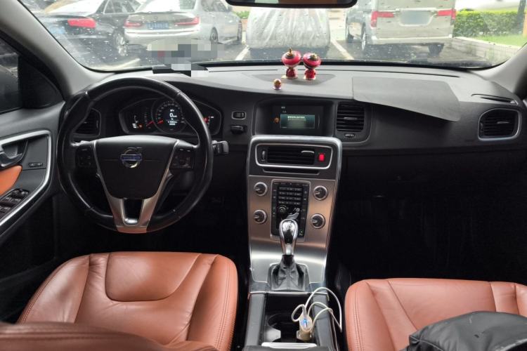 Used Volvo S60 2015 S60L 2.0T Zhiyuan Edition Center Console