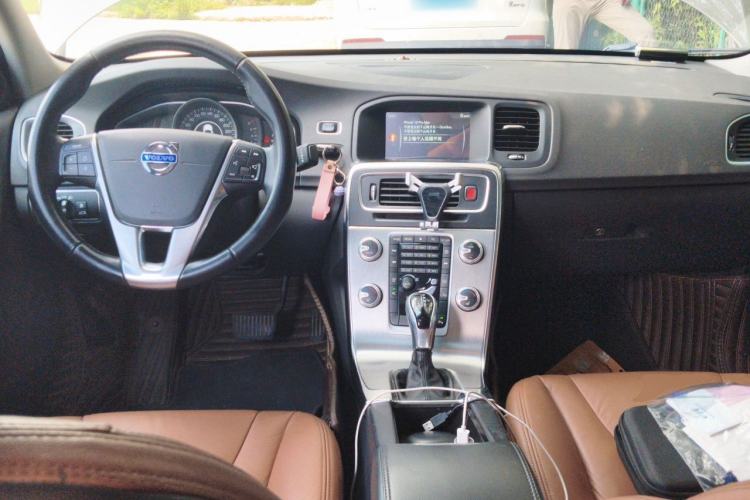 Used Volvo S60 2015 S60L 2.0T Zhiyuan Edition Center Console