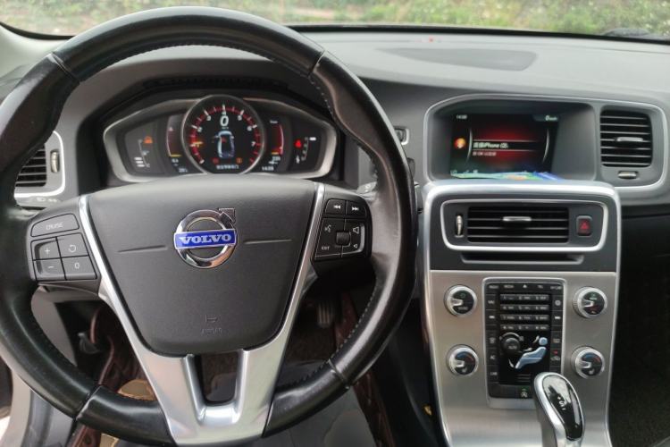Used Volvo S60 2015 S60L 2.0T Zhiyuan Edition Center Console