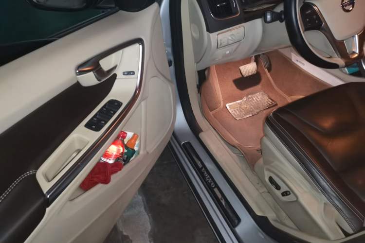 Used Volvo S60 2015 S60L 2.0T Zhiyuan Edition Driver Seat