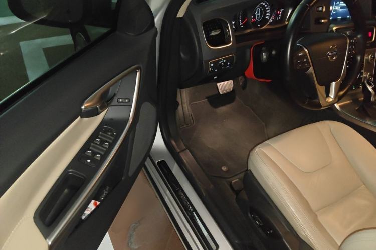 Used Volvo S60 2015 S60L 2.0T Zhiyuan Edition Driver Seat