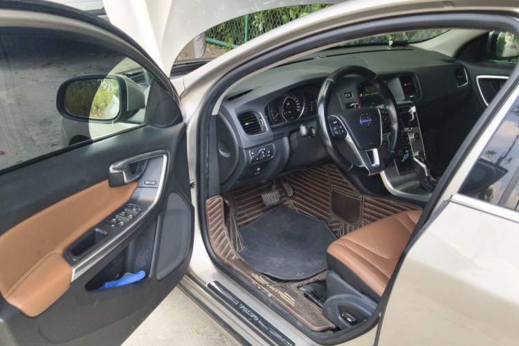 Used Volvo S60 2015 S60L 2.0T Zhiyuan Edition Driver Seat