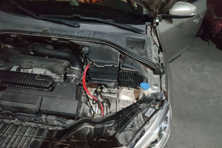 Used Volvo S60 2015 S60L 2.0T Zhiyuan Edition Engine Bay Left