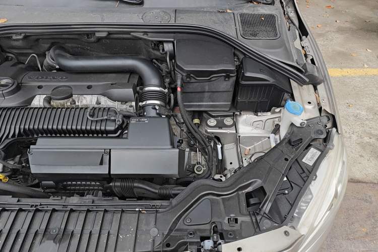 Used Volvo S60 2015 S60L 2.0T Zhiyuan Edition Engine Bay Left