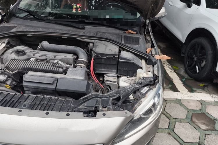 Used Volvo S60 2015 S60L 2.0T Zhiyuan Edition Engine Bay Left