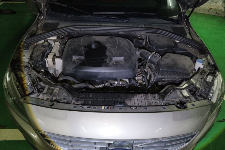 Used Volvo S60 2015 S60L 2.0T Zhiyuan Edition Engine Bay