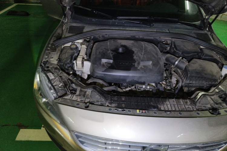 Used Volvo S60 2015 S60L 2.0T Zhiyuan Edition Engine Bay Right