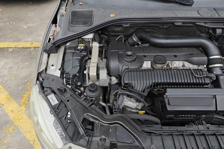 Used Volvo S60 2015 S60L 2.0T Zhiyuan Edition Engine Bay Right