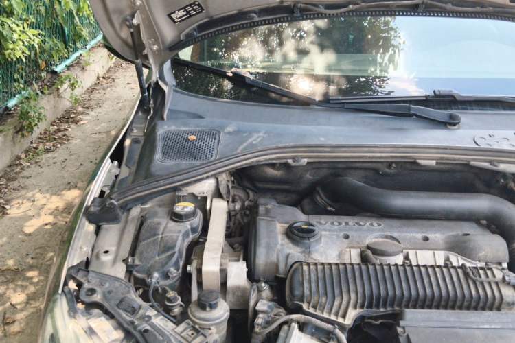 Used Volvo S60 2015 S60L 2.0T Zhiyuan Edition Engine Bay Right