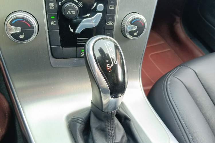 Used Volvo S60 2015 S60L 2.0T Zhiyuan Edition Gear Lever