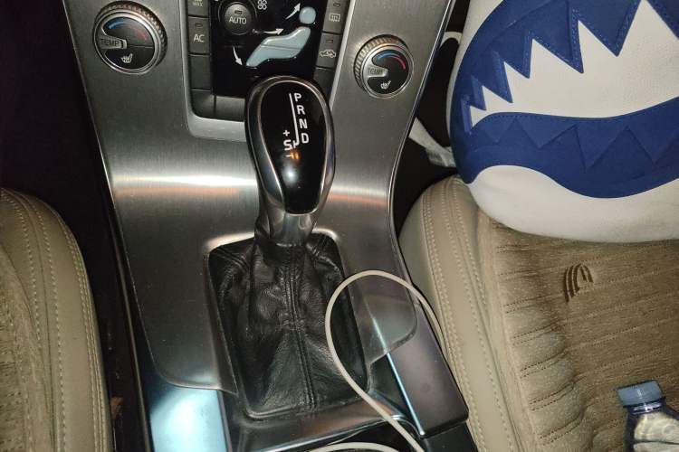 Used Volvo S60 2015 S60L 2.0T Zhiyuan Edition Gear Lever