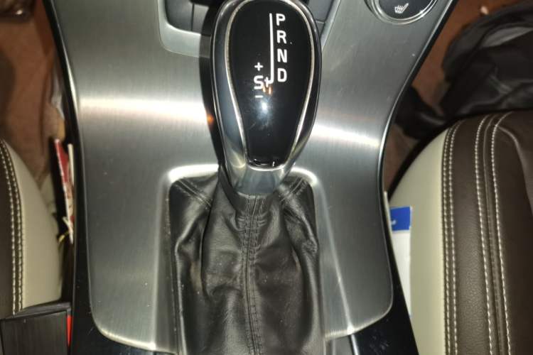 Used Volvo S60 2015 S60L 2.0T Zhiyuan Edition Gear Lever