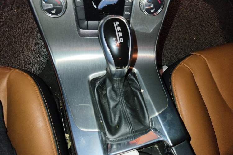 Used Volvo S60 2015 S60L 2.0T Zhiyuan Edition Gear Lever