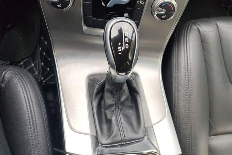Used Volvo S60 2015 S60L 2.0T Zhiyuan Edition Gear Lever