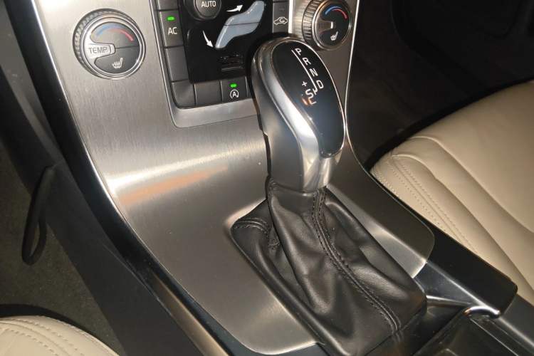 Used Volvo S60 2015 S60L 2.0T Zhiyuan Edition Gear Lever