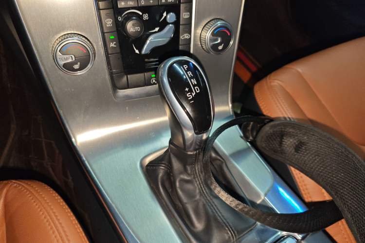 Used Volvo S60 2015 S60L 2.0T Zhiyuan Edition Gear Lever