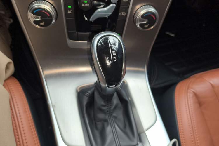 Used Volvo S60 2015 S60L 2.0T Zhiyuan Edition Gear Lever