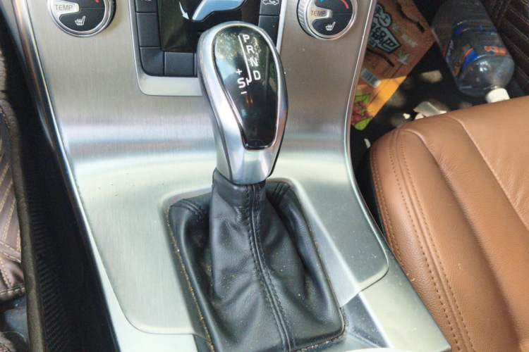 Used Volvo S60 2015 S60L 2.0T Zhiyuan Edition Gear Lever