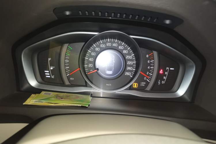 Used Volvo S60 2015 S60L 2.0T Zhiyuan Edition Instrument Cluster