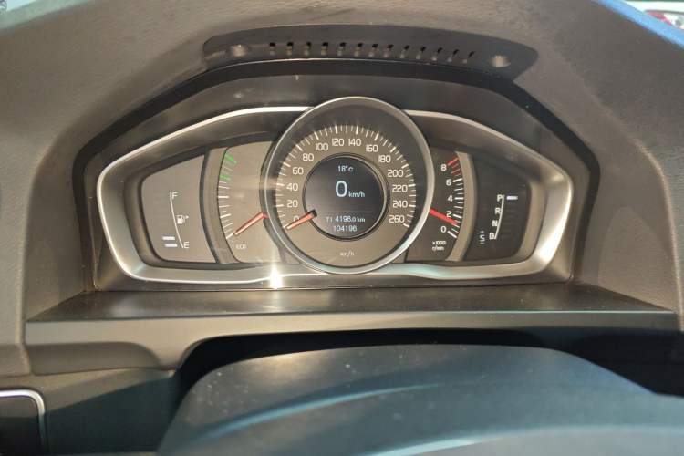 Used Volvo S60 2015 S60L 2.0T Zhiyuan Edition Instrument Cluster