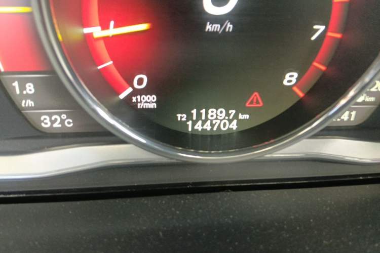 Used Volvo S60 2015 S60L 2.0T Zhiyuan Edition Odometer Close Up