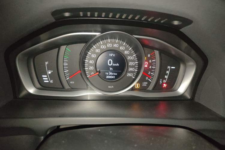 Used Volvo S60 2015 S60L 2.0T Zhiyuan Edition Odometer Close Up