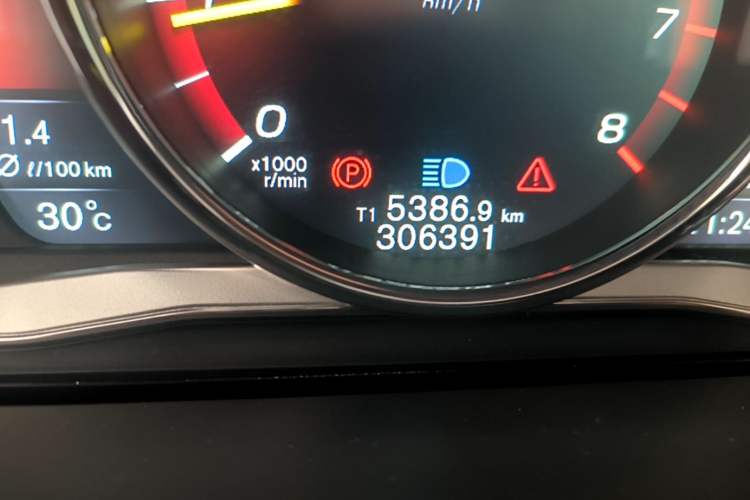 Used Volvo S60 2015 S60L T5 Intelligent Drive Edition Odometer Close Up