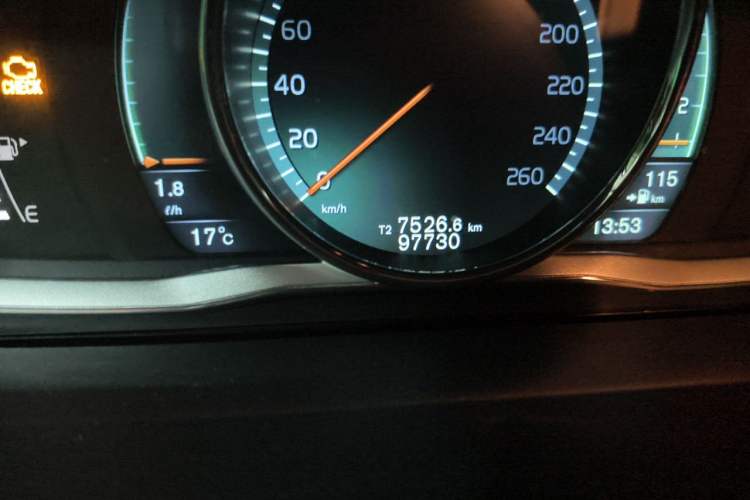 Used Volvo S60 2015 S60L 2.0T Zhiyuan Edition Odometer Close Up