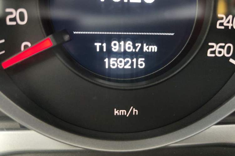 Used Volvo S60 2015 S60L 2.0T Zhiyuan Edition Odometer Close Up