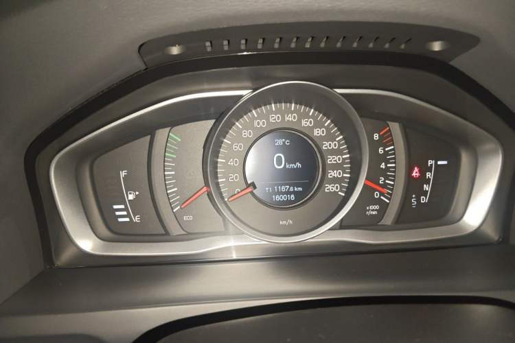 Used Volvo S60 2015 S60L 2.0T Zhiyuan Edition Odometer Close Up