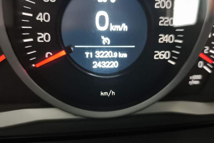 Used Volvo S60 2015 S60L 2.0T Zhiyuan Edition Odometer Close Up