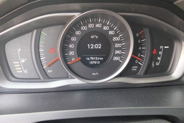 Used Volvo S60 2015 S60L 2.0T Zhiyuan Edition Odometer Close Up
