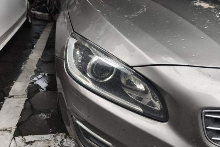 Used Volvo S60 2015 S60L 2.0T Zhiyuan Edition Right Front Headlight